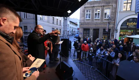 Toruńska starówka wzbogaciła się o kolejnego, siódmego aniołka.
