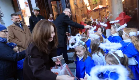 Toruńska starówka wzbogaciła się o kolejnego, siódmego aniołka.