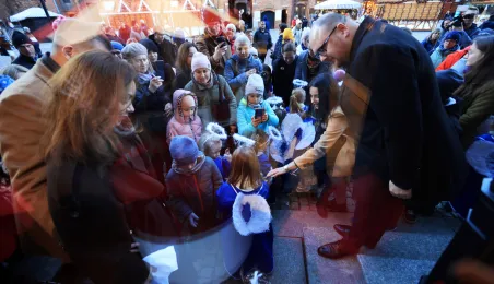 Toruńska starówka wzbogaciła się o kolejnego, siódmego aniołka.