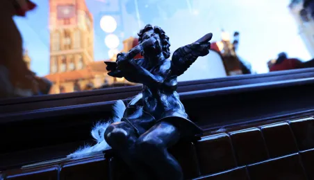 Toruńska starówka wzbogaciła się o kolejnego, siódmego aniołka.