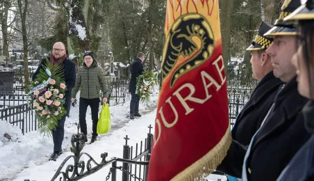 Prezydent Miasta Torunia Paweł Gulewski i Przewodniczący Rady Miasta Torunia Łukasz Walkusz uczcili pamięć Honorowych Obywateli Miasta Torunia składając wiązanki kwiatów na grobach Wandy Szuman i o. Władysława Wołoszyna.