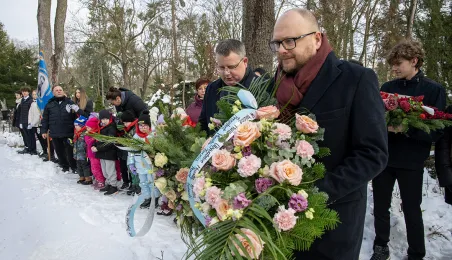 Prezydent Miasta Torunia Paweł Gulewski i Przewodniczący Rady Miasta Torunia Łukasz Walkusz uczcili pamięć Honorowych Obywateli Miasta Torunia składając wiązanki kwiatów na grobach Wandy Szuman i o. Władysława Wołoszyna.