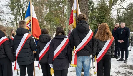 Prezydent Miasta Torunia Paweł Gulewski i Przewodniczący Rady Miasta Torunia Łukasz Walkusz uczcili pamięć Honorowych Obywateli Miasta Torunia składając wiązanki kwiatów na grobach Wandy Szuman i o. Władysława Wołoszyna.