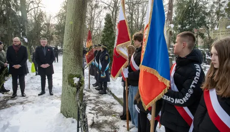Prezydent Miasta Torunia Paweł Gulewski i Przewodniczący Rady Miasta Torunia Łukasz Walkusz uczcili pamięć Honorowych Obywateli Miasta Torunia składając wiązanki kwiatów na grobach Wandy Szuman i o. Władysława Wołoszyna.