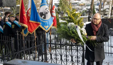 Prezydent Miasta Torunia Paweł Gulewski i Przewodniczący Rady Miasta Torunia Łukasz Walkusz uczcili pamięć Honorowych Obywateli Miasta Torunia składając wiązanki kwiatów na grobach Wandy Szuman i o. Władysława Wołoszyna.