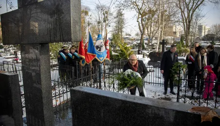 Prezydent Miasta Torunia Paweł Gulewski i Przewodniczący Rady Miasta Torunia Łukasz Walkusz uczcili pamięć Honorowych Obywateli Miasta Torunia składając wiązanki kwiatów na grobach Wandy Szuman i o. Władysława Wołoszyna.