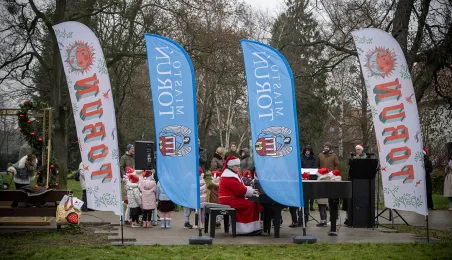 Zimowy Song przy fortepianie plenerowym