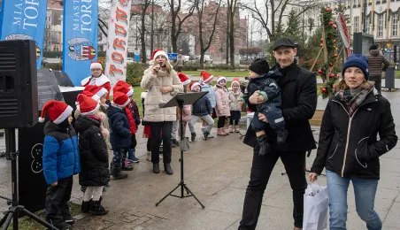 Zimowy Song przy fortepianie plenerowym