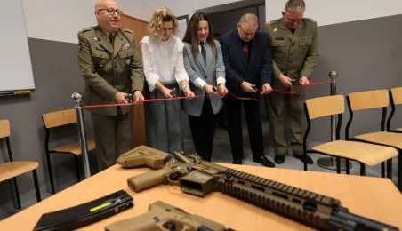 W Zespole Szkół Inżynierii Środowiska otwarto trzecią wirtualną strzelnicę. To kolejny krok miasta w rozwijaniu nowoczesnej edukacji obronnej i proobronnej młodzieży.