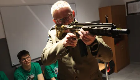 W Zespole Szkół Inżynierii Środowiska otwarto trzecią wirtualną strzelnicę. To kolejny krok miasta w rozwijaniu nowoczesnej edukacji obronnej i proobronnej młodzieży.