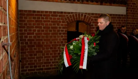 44. rocznica wprowadzenia stanu wojennego – pamięć i hołd złożony przy tablicy na Wałach Sikorskiego 10