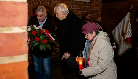 44. rocznica wprowadzenia stanu wojennego – pamięć i hołd złożony przy tablicy na Wałach Sikorskiego 10