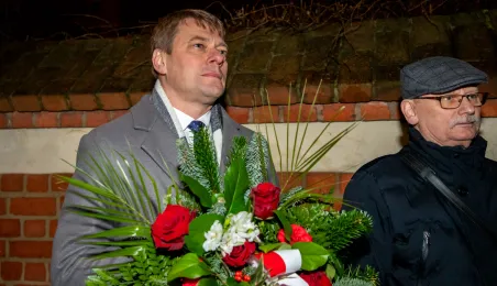 44. rocznica wprowadzenia stanu wojennego – pamięć i hołd złożony przy tablicy na Wałach Sikorskiego 10