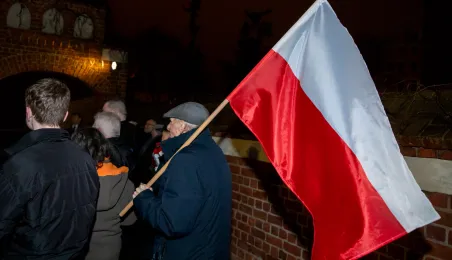 44. rocznica wprowadzenia stanu wojennego – pamięć i hołd złożony przy tablicy na Wałach Sikorskiego 10