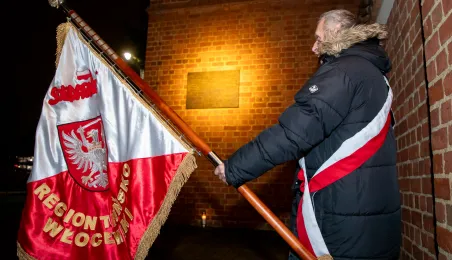 44. rocznica wprowadzenia stanu wojennego – pamięć i hołd złożony przy tablicy na Wałach Sikorskiego 10
