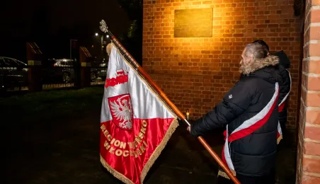 44. rocznica wprowadzenia stanu wojennego – pamięć i hołd złożony przy tablicy na Wałach Sikorskiego 10