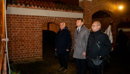 44. rocznica wprowadzenia stanu wojennego – pamięć i hołd złożony przy tablicy na Wałach Sikorskiego 10