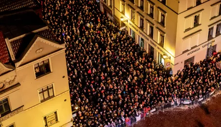 Szacujemy, że w Sylwestrowej Mocy Przebojów uczestniczyło na starówce ponad 20 tys. osób. Ile przed telewizorami? Czekamy na wyniki badań oglądalności.  31 grudnia na Rynku Staromiejskim (po raz drugi) odbyła się Sylwestrowa Moc Przebojów, zorganizowana przez Gminę Miasta Toruń, samorząd województwa kujawsko-pomorskiego i TV Polsat.  Wydarzenie - pomimo większej liczby uczestników niż rok temu - przebiegło spokojnie.  Dla mieszkańców i gości Torunia, a także widzów przed telewizorami zagrali, m.in. Perfect 