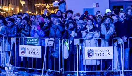 Szacujemy, że w Sylwestrowej Mocy Przebojów uczestniczyło na starówce ponad 20 tys. osób. Ile przed telewizorami? Czekamy na wyniki badań oglądalności.  31 grudnia na Rynku Staromiejskim (po raz drugi) odbyła się Sylwestrowa Moc Przebojów, zorganizowana przez Gminę Miasta Toruń, samorząd województwa kujawsko-pomorskiego i TV Polsat.  Wydarzenie - pomimo większej liczby uczestników niż rok temu - przebiegło spokojnie.  Dla mieszkańców i gości Torunia, a także widzów przed telewizorami zagrali, m.in. Perfect 