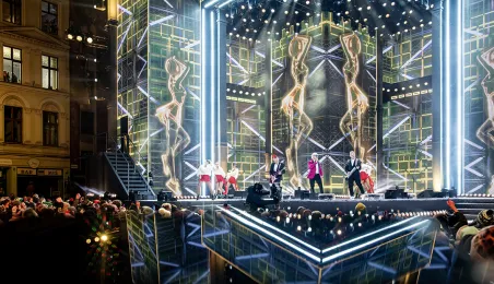 Szacujemy, że w Sylwestrowej Mocy Przebojów uczestniczyło na starówce ponad 20 tys. osób. Ile przed telewizorami? Czekamy na wyniki badań oglądalności.  31 grudnia na Rynku Staromiejskim (po raz drugi) odbyła się Sylwestrowa Moc Przebojów, zorganizowana przez Gminę Miasta Toruń, samorząd województwa kujawsko-pomorskiego i TV Polsat.  Wydarzenie - pomimo większej liczby uczestników niż rok temu - przebiegło spokojnie.  Dla mieszkańców i gości Torunia, a także widzów przed telewizorami zagrali, m.in. Perfect 