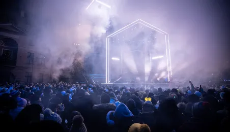 Szacujemy, że w Sylwestrowej Mocy Przebojów uczestniczyło na starówce ponad 20 tys. osób. Ile przed telewizorami? Czekamy na wyniki badań oglądalności.  31 grudnia na Rynku Staromiejskim (po raz drugi) odbyła się Sylwestrowa Moc Przebojów, zorganizowana przez Gminę Miasta Toruń, samorząd województwa kujawsko-pomorskiego i TV Polsat.  Wydarzenie - pomimo większej liczby uczestników niż rok temu - przebiegło spokojnie.  Dla mieszkańców i gości Torunia, a także widzów przed telewizorami zagrali, m.in. Perfect 