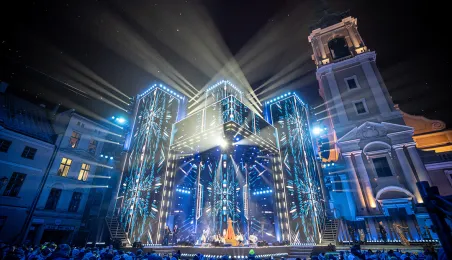 Szacujemy, że w Sylwestrowej Mocy Przebojów uczestniczyło na starówce ponad 20 tys. osób. Ile przed telewizorami? Czekamy na wyniki badań oglądalności.  31 grudnia na Rynku Staromiejskim (po raz drugi) odbyła się Sylwestrowa Moc Przebojów, zorganizowana przez Gminę Miasta Toruń, samorząd województwa kujawsko-pomorskiego i TV Polsat.  Wydarzenie - pomimo większej liczby uczestników niż rok temu - przebiegło spokojnie.  Dla mieszkańców i gości Torunia, a także widzów przed telewizorami zagrali, m.in. Perfect 