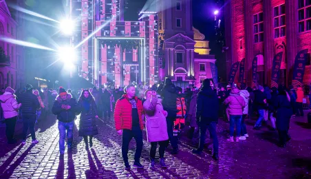 Szacujemy, że w Sylwestrowej Mocy Przebojów uczestniczyło na starówce ponad 20 tys. osób. Ile przed telewizorami? Czekamy na wyniki badań oglądalności.  31 grudnia na Rynku Staromiejskim (po raz drugi) odbyła się Sylwestrowa Moc Przebojów, zorganizowana przez Gminę Miasta Toruń, samorząd województwa kujawsko-pomorskiego i TV Polsat.  Wydarzenie - pomimo większej liczby uczestników niż rok temu - przebiegło spokojnie.  Dla mieszkańców i gości Torunia, a także widzów przed telewizorami zagrali, m.in. Perfect 