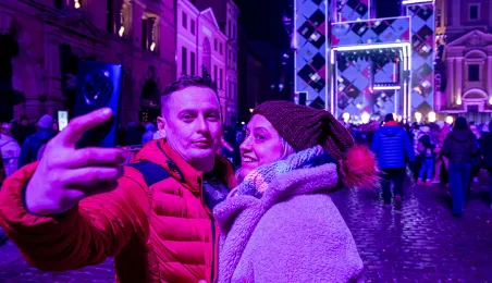 Szacujemy, że w Sylwestrowej Mocy Przebojów uczestniczyło na starówce ponad 20 tys. osób. Ile przed telewizorami? Czekamy na wyniki badań oglądalności.  31 grudnia na Rynku Staromiejskim (po raz drugi) odbyła się Sylwestrowa Moc Przebojów, zorganizowana przez Gminę Miasta Toruń, samorząd województwa kujawsko-pomorskiego i TV Polsat.  Wydarzenie - pomimo większej liczby uczestników niż rok temu - przebiegło spokojnie.  Dla mieszkańców i gości Torunia, a także widzów przed telewizorami zagrali, m.in. Perfect 