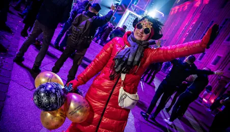 Szacujemy, że w Sylwestrowej Mocy Przebojów uczestniczyło na starówce ponad 20 tys. osób. Ile przed telewizorami? Czekamy na wyniki badań oglądalności.  31 grudnia na Rynku Staromiejskim (po raz drugi) odbyła się Sylwestrowa Moc Przebojów, zorganizowana przez Gminę Miasta Toruń, samorząd województwa kujawsko-pomorskiego i TV Polsat.  Wydarzenie - pomimo większej liczby uczestników niż rok temu - przebiegło spokojnie.  Dla mieszkańców i gości Torunia, a także widzów przed telewizorami zagrali, m.in. Perfect 