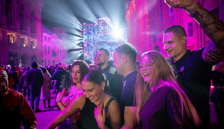 Szacujemy, że w Sylwestrowej Mocy Przebojów uczestniczyło na starówce ponad 20 tys. osób. Ile przed telewizorami? Czekamy na wyniki badań oglądalności.  31 grudnia na Rynku Staromiejskim (po raz drugi) odbyła się Sylwestrowa Moc Przebojów, zorganizowana przez Gminę Miasta Toruń, samorząd województwa kujawsko-pomorskiego i TV Polsat.  Wydarzenie - pomimo większej liczby uczestników niż rok temu - przebiegło spokojnie.  Dla mieszkańców i gości Torunia, a także widzów przed telewizorami zagrali, m.in. Perfect 