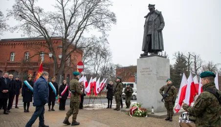 106. rocznica powrotu Torunia do wolnej Polski - złożenie kwiatów