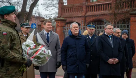 106. rocznica powrotu Torunia do wolnej Polski - złożenie kwiatów