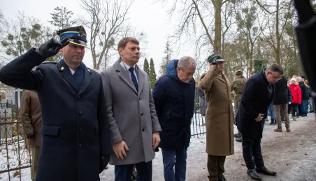 106. rocznica powrotu Torunia do wolnej Polski - złożenie kwiatów