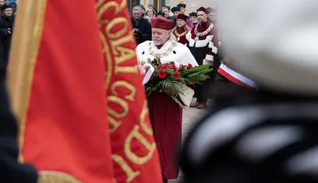 Obchody 553. urodzin Mikołaja Kopernika - złożenie kwiatów pod pomnikiem