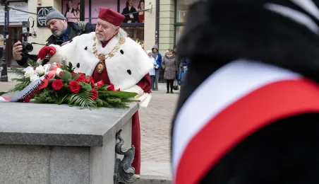 Obchody 553. urodzin Mikołaja Kopernika - złożenie kwiatów pod pomnikiem