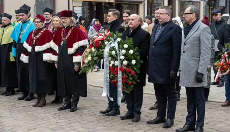 Obchody 553. urodzin Mikołaja Kopernika - złożenie kwiatów pod pomnikiem
