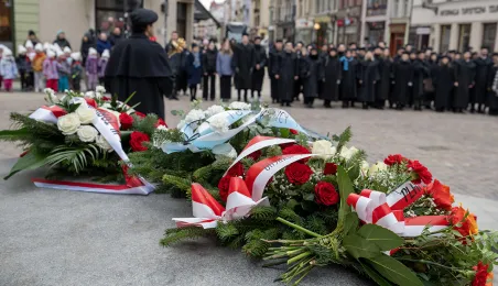 Obchody 553. urodzin Mikołaja Kopernika - złożenie kwiatów pod pomnikiem