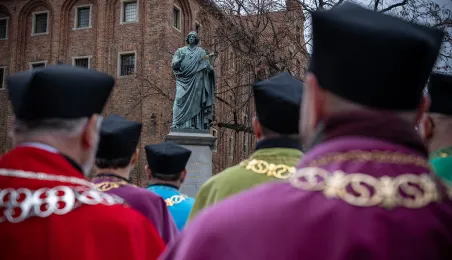 Obchody 553. urodzin Mikołaja Kopernika - złożenie kwiatów pod pomnikiem