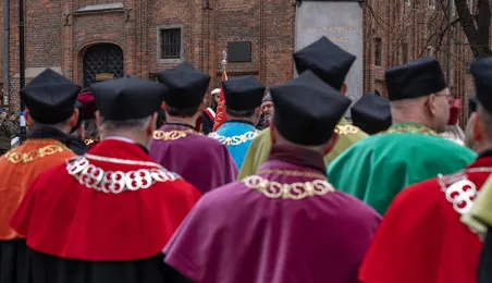 Obchody 553. urodzin Mikołaja Kopernika - złożenie kwiatów pod pomnikiem