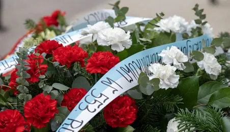 Obchody 553. urodzin Mikołaja Kopernika - złożenie kwiatów pod pomnikiem