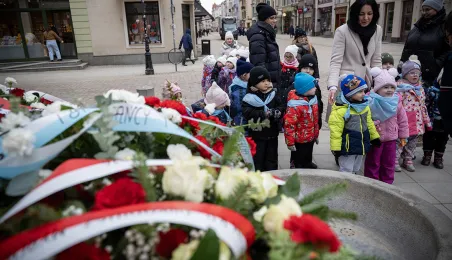 Obchody 553. urodzin Mikołaja Kopernika - złożenie kwiatów pod pomnikiem