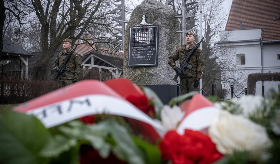 Złożenie kwiatów pod pomnikiem Żołnierzy Niezłomnych