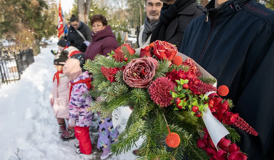 Prezydent Miasta Torunia Paweł Gulewski i Przewodniczący Rady Miasta Torunia Łukasz Walkusz uczcili pamięć Honorowych Obywateli Miasta Torunia składając wiązanki kwiatów na grobach Wandy Szuman i o. Władysława Wołoszyna.