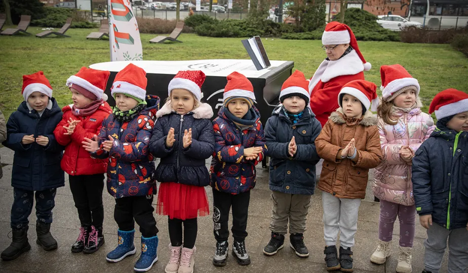 Zimowy Song przy fortepianie plenerowym