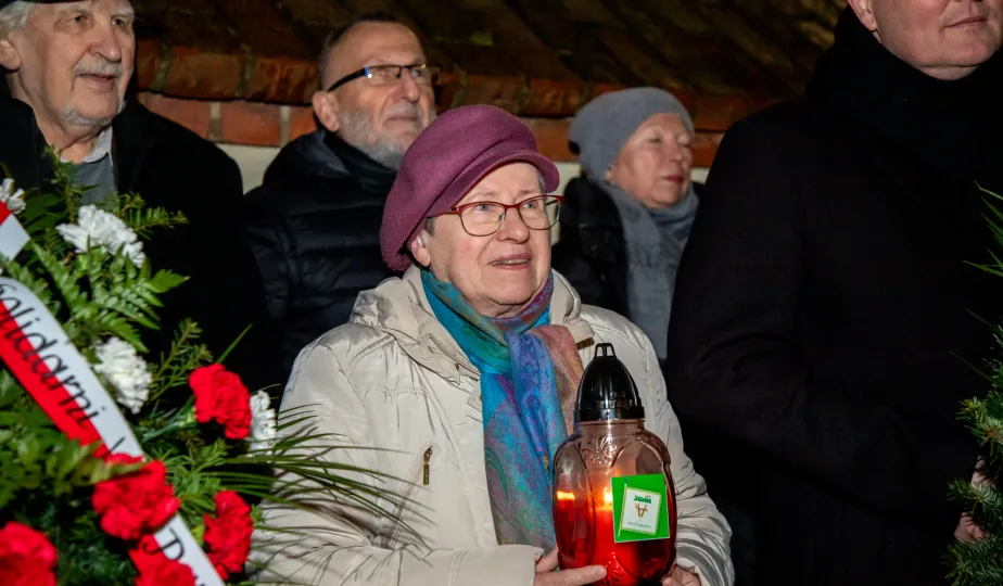 44. rocznica wprowadzenia stanu wojennego – pamięć i hołd złożony przy tablicy na Wałach Sikorskiego 10