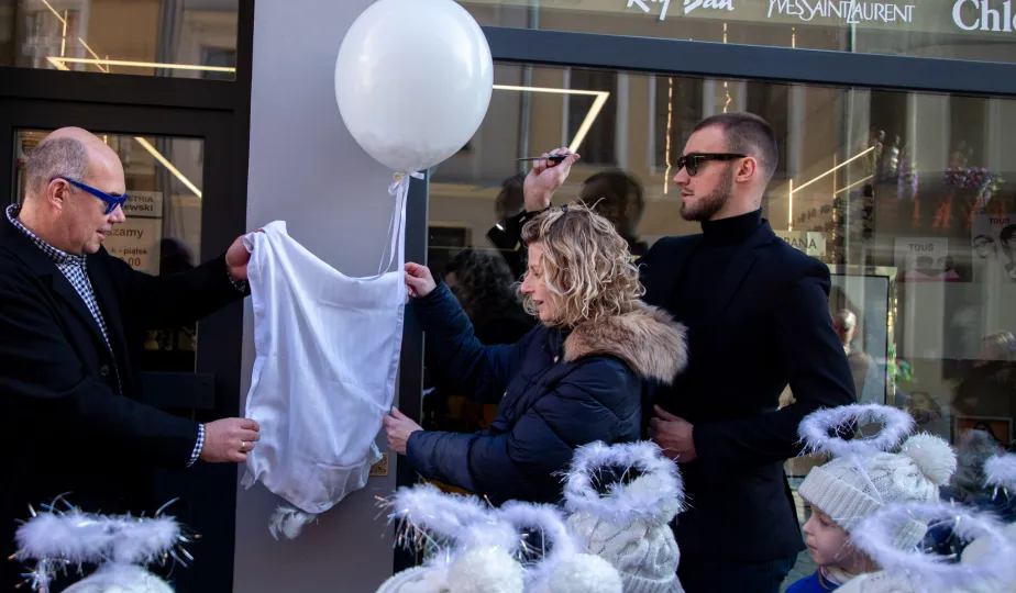 Aniołek prz ul. Szczytej 6 odsłonięty, 2.03.2026