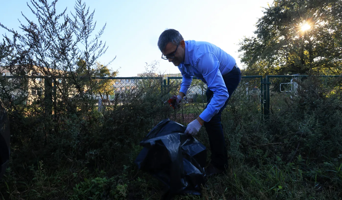 Dyrektor WGK Marcin Kowallek podczas sprzątania świata w Szkole Podstawowej nr 24 w Toruniu