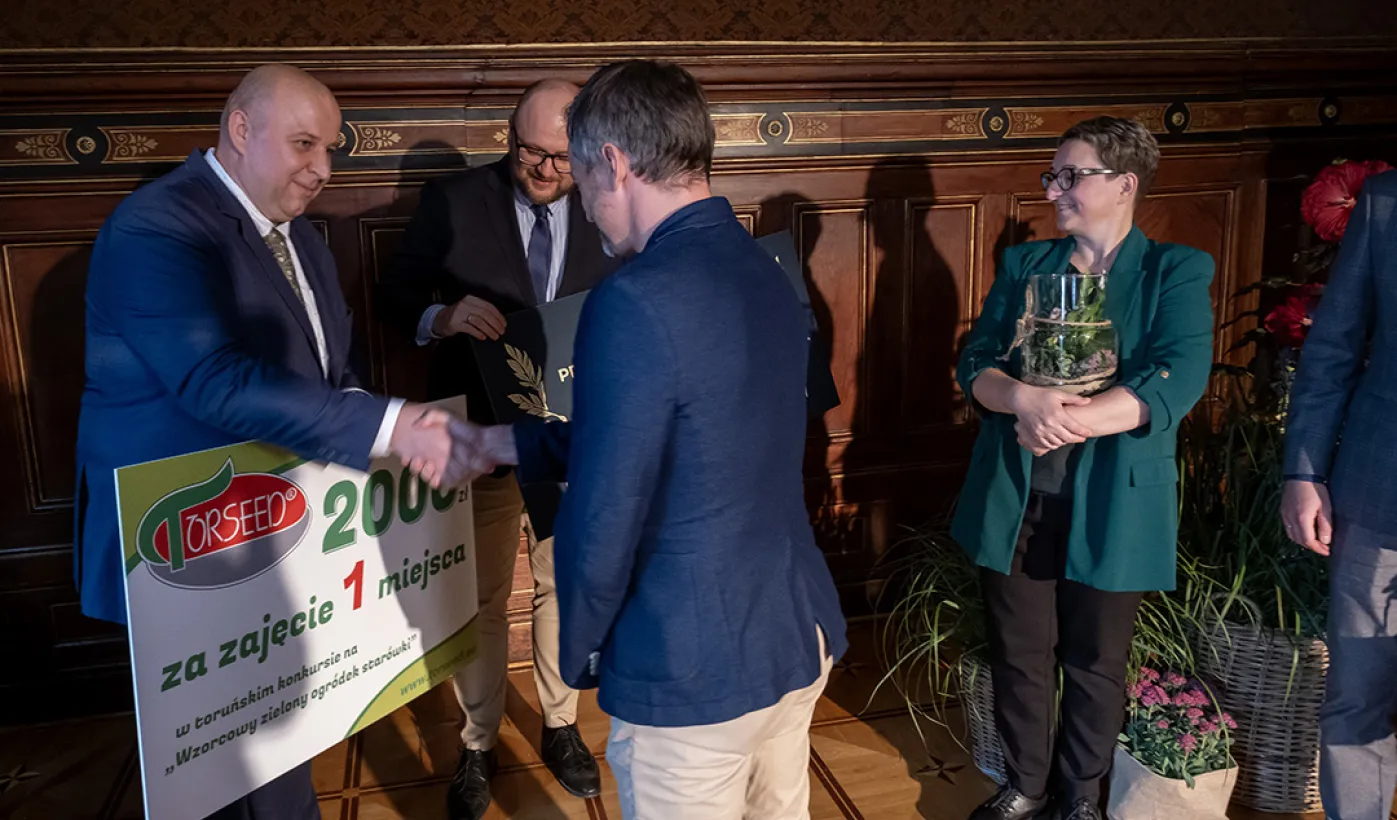 Dariusz Szczekocki z firmy Torseed wręcza nagrodę zwycięzcy