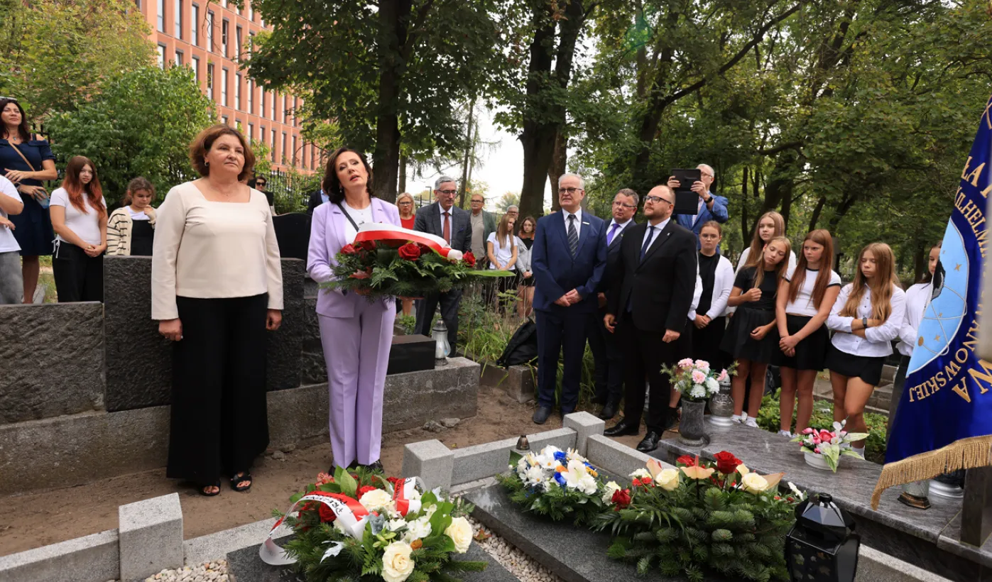 120. rocznica urodzin prof. Wilhelminy Iwanowskiej - złożenie kwiatów