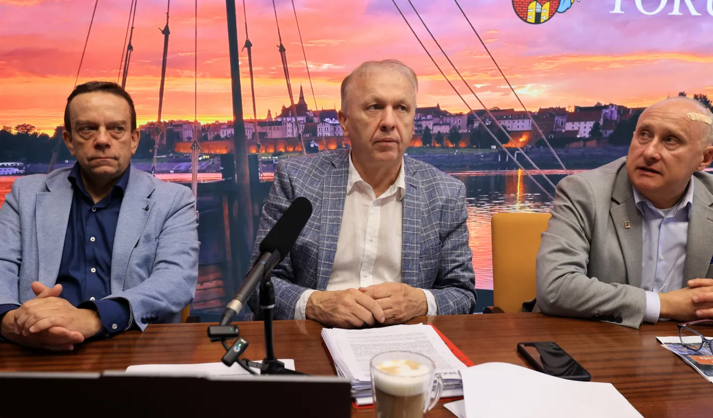 24 października br. w Urzędzie Miasta Torunia odbyła się konferencja prasowa, w trakcie której zaprezentowaliśmy zmiany w organizacji ruchu, funkcjonowaniu komunikacji miejskiej w okresie Wszystkich Świętych.